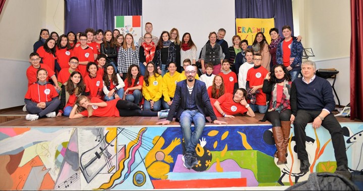 ERASMUS-SCUOLE-MEDIE-SALA-FOTO-GRUPPO-rid