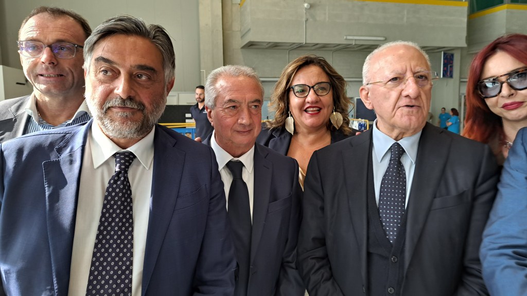 Vittorio Esposito e gli amministratori del Vallo di Diano accolgono il Governatore della Campania, Vincenzo De Luca, al Centro Sportivo Meridionale di San Rufo in vista delle elezioni regionali 2025